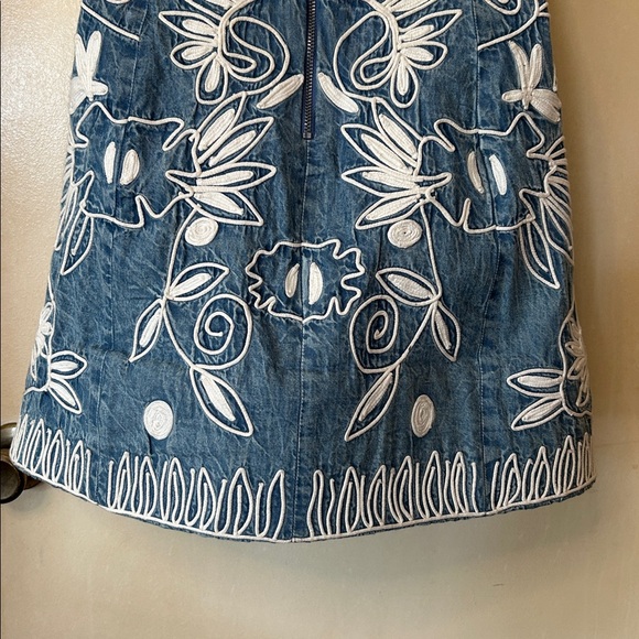 Alice + Olivia Floral Embroidered Denim Dress size 2 - Picture 8 of 15